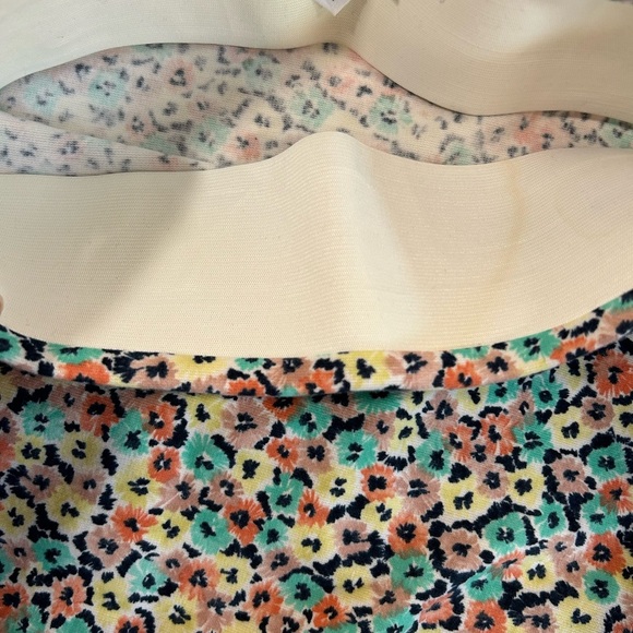 BCBGeneration mini skirt, size small, stretchy perfect for spring - Picture 2 of 7